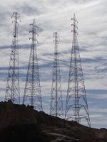 Assuan, unzählige Strommasten leiten vom Staudamm den Strom ins Land. Sie wirken zierlich, fast skulptural.