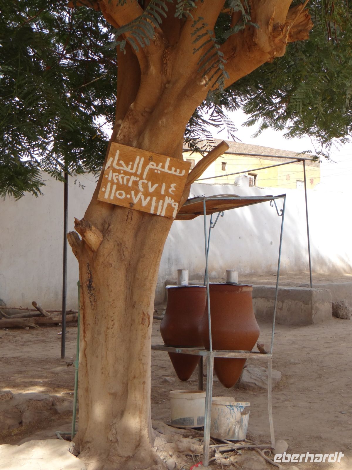 Assuan, diese Amphoren stehen im Ort verteilt und halten Trinkwasser bereit.