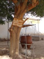 Assuan, diese Amphoren stehen im Ort verteilt und halten Trinkwasser bereit.