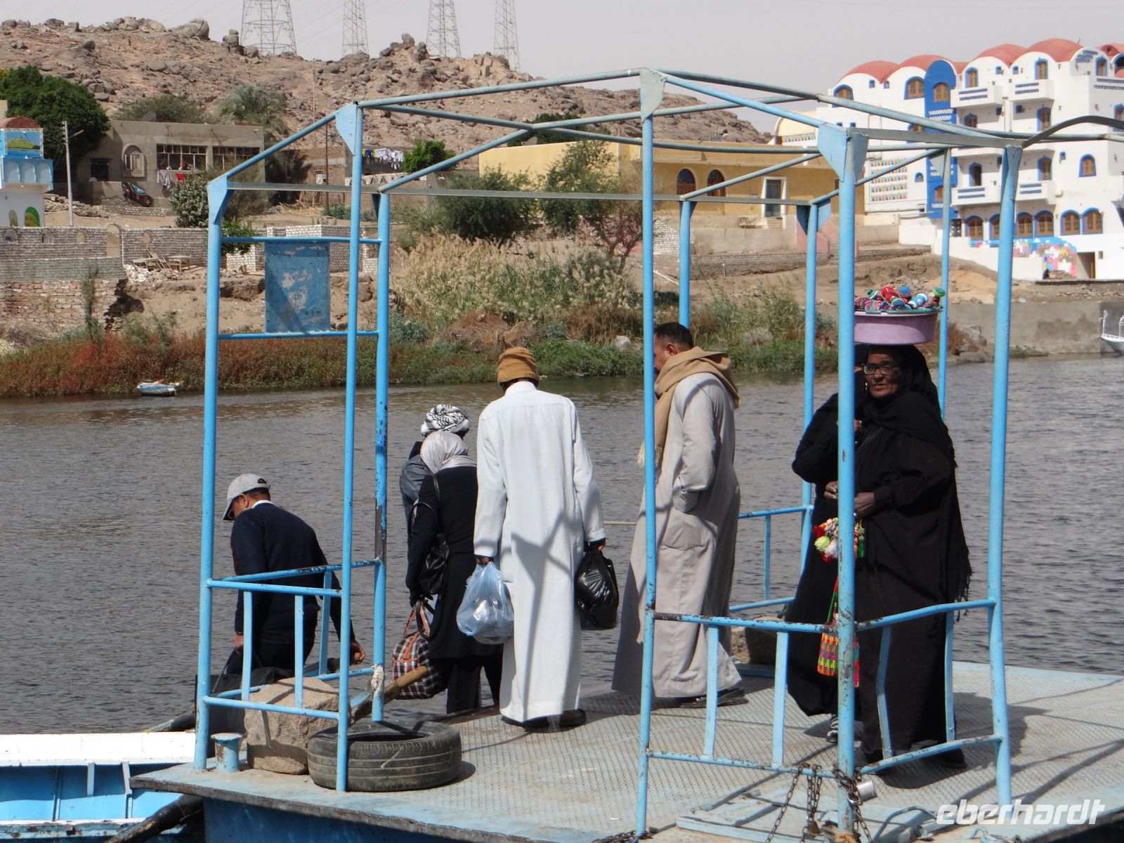 Assuan, eine Ruderfähre pendelt zwischen den Ufern hin und her.