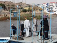 Assuan, eine Ruderfähre pendelt zwischen den Ufern hin und her.