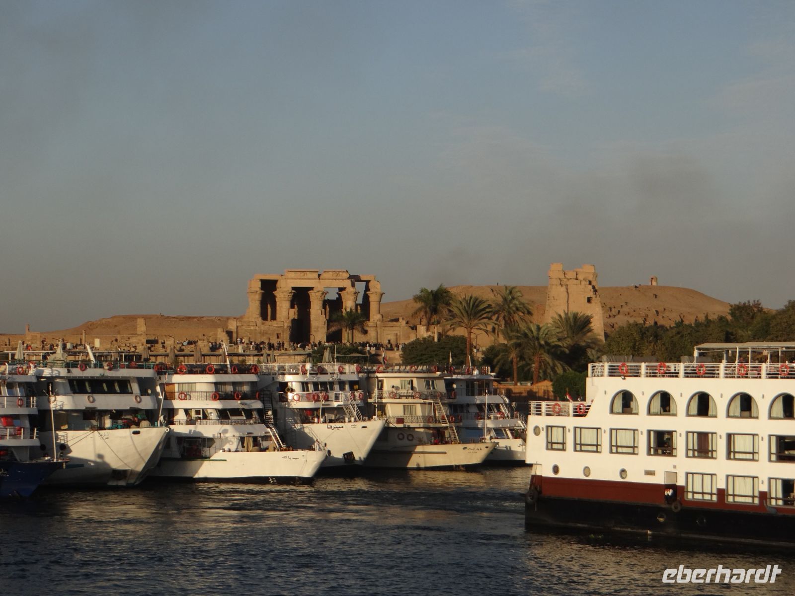 Kom Ombo, von Schiffen umlagert. Zum Glück haben wir unsere Besichtigung auf der Hinfahrt gehabt mit wenigen anderen Gästen. Nun haben wir was anderes vor….