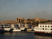 Kom Ombo, von Schiffen umlagert. Zum Glück haben wir unsere Besichtigung auf der Hinfahrt gehabt mit wenigen anderen Gästen. Nun haben wir was anderes vor….