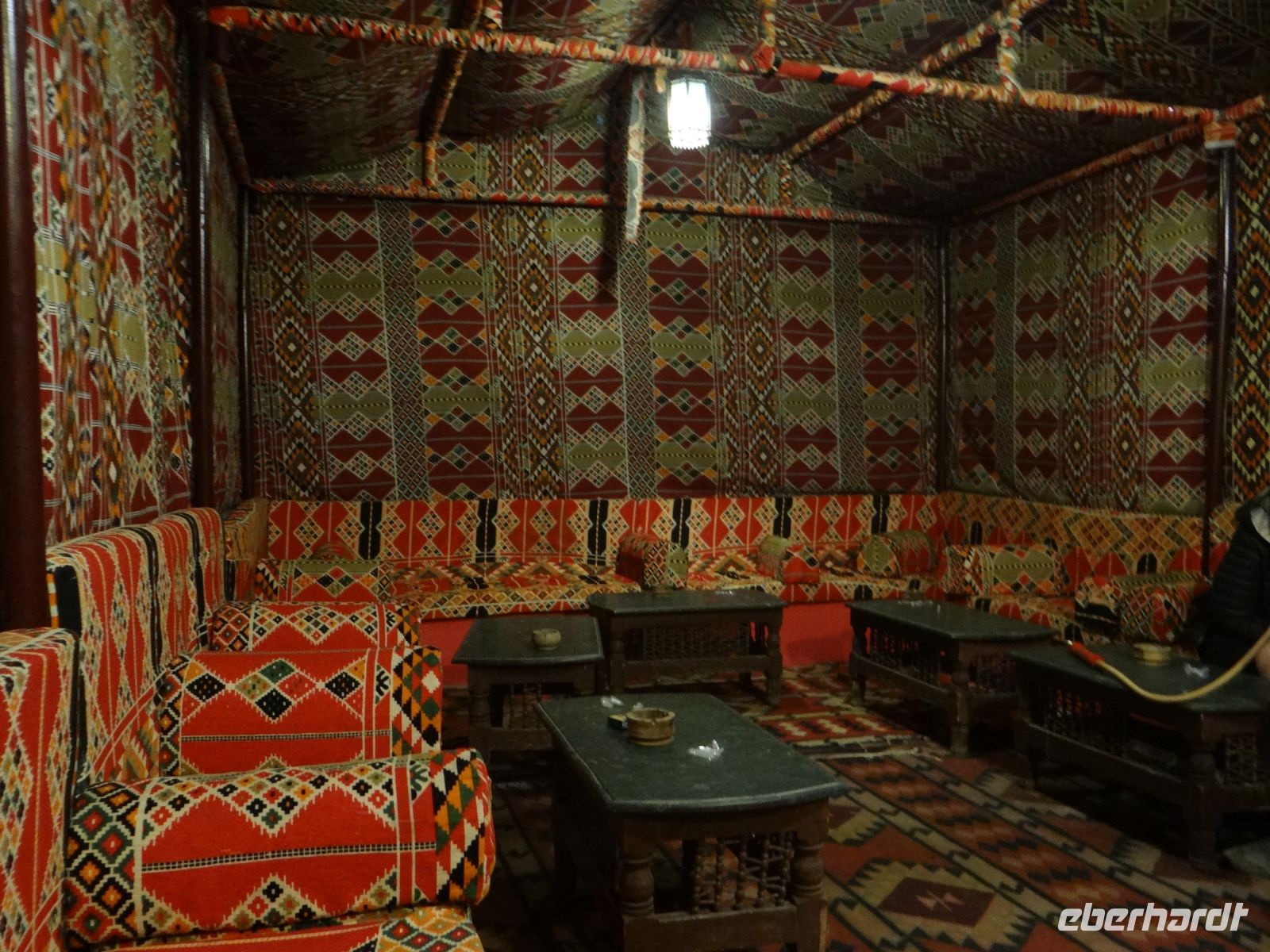 Kom Ombo, Eberhardt lädt seine Gäste in ein Zelt zu Tee und Shisha ein. Hier lässt sich gut verweilen.