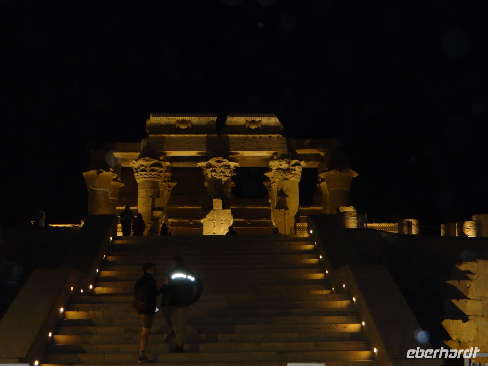 Kom Ombo, der Doppeltempel mit seiner künstlichen Beleuchtung wirkt wie eine Filmkulisse.