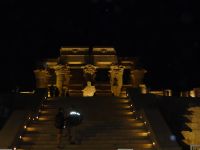 Kom Ombo, der Doppeltempel mit seiner künstlichen Beleuchtung wirkt wie eine Filmkulisse.
