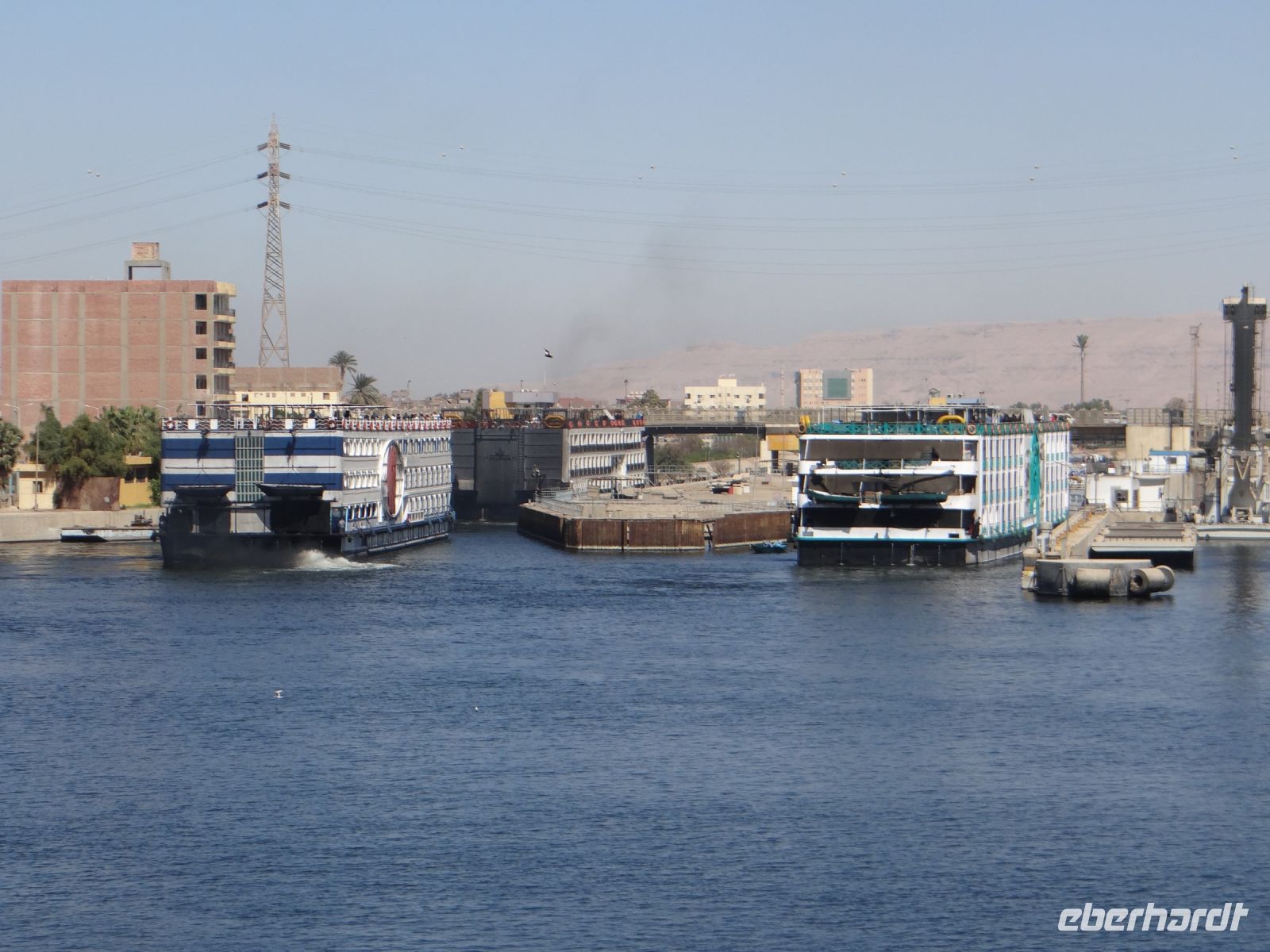 Esna, vor der Schleuse haben wir eine gute Position. Das ist nur gelungen, durch Gas geben. Die MAN-Motoren lassen seinen Kapitän nicht im Stich.
