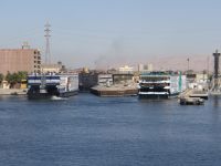 Esna, vor der Schleuse haben wir eine gute Position. Das ist nur gelungen, durch Gas geben. Die MAN-Motoren lassen seinen Kapitän nicht im Stich.