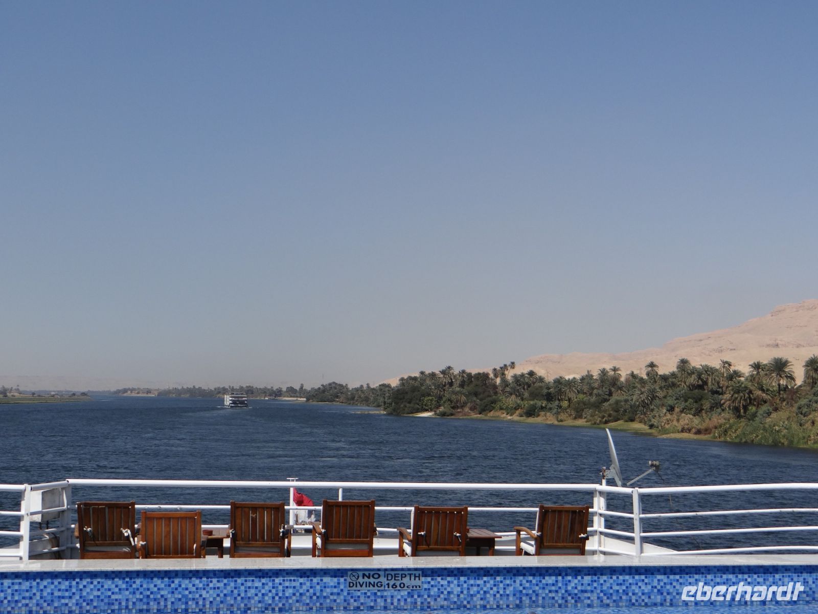 Nilkreuzfahrt, die Sonne scheint, doch der Wind weht, so dass die Stühle leer bleiben.