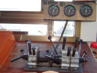 Nilkreuzfahrt, Besuch beim Kapitän. Die Armatur ist überschaubar und das Steuer wird mit den Knien festgehalten. 