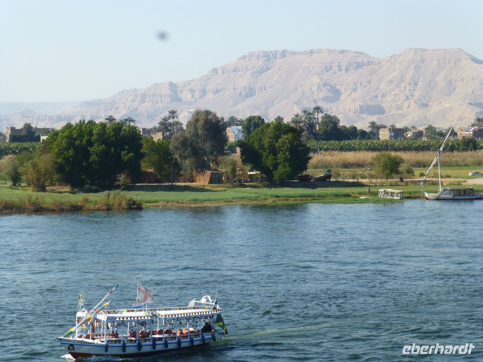 Luxor, wir sind wieder da nach sechs Tagen! Links das Tal der Könige…