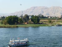 Luxor, wir sind wieder da nach sechs Tagen! Links das Tal der Könige…