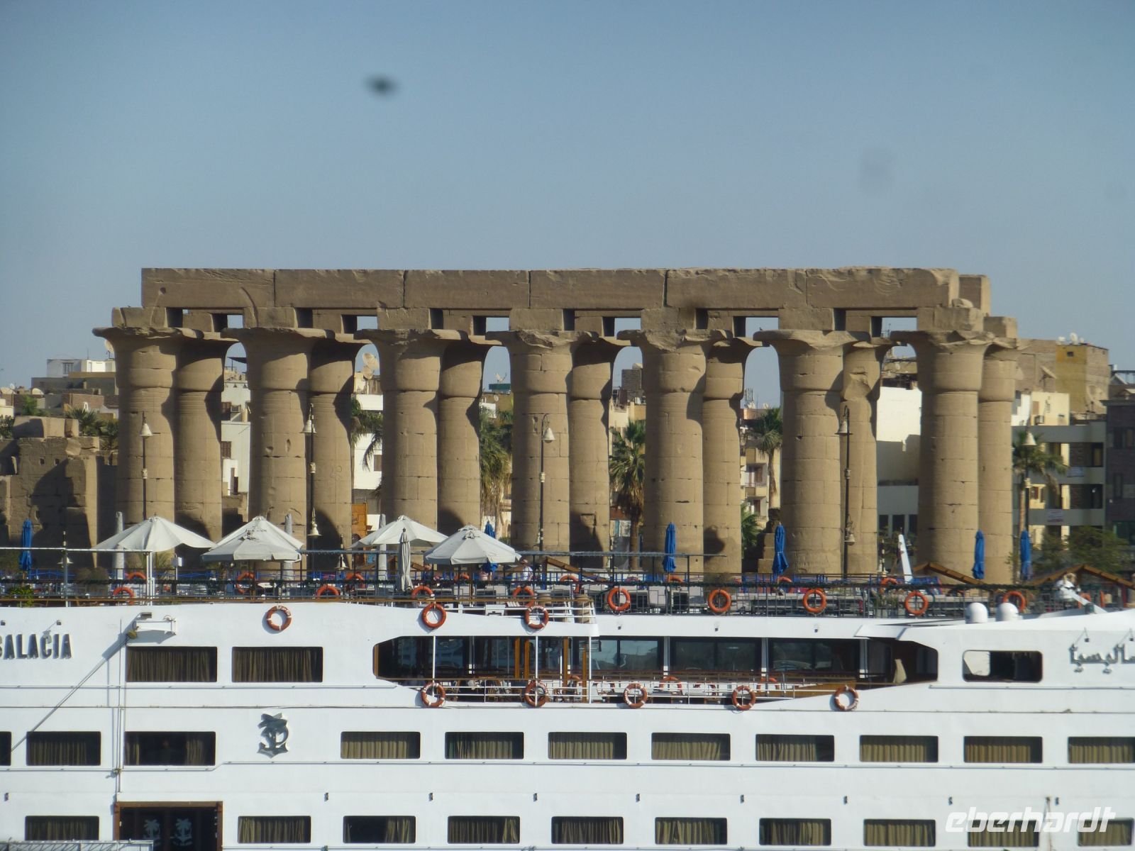 … und rechts der Luxor-Tempel.