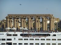 … und rechts der Luxor-Tempel.