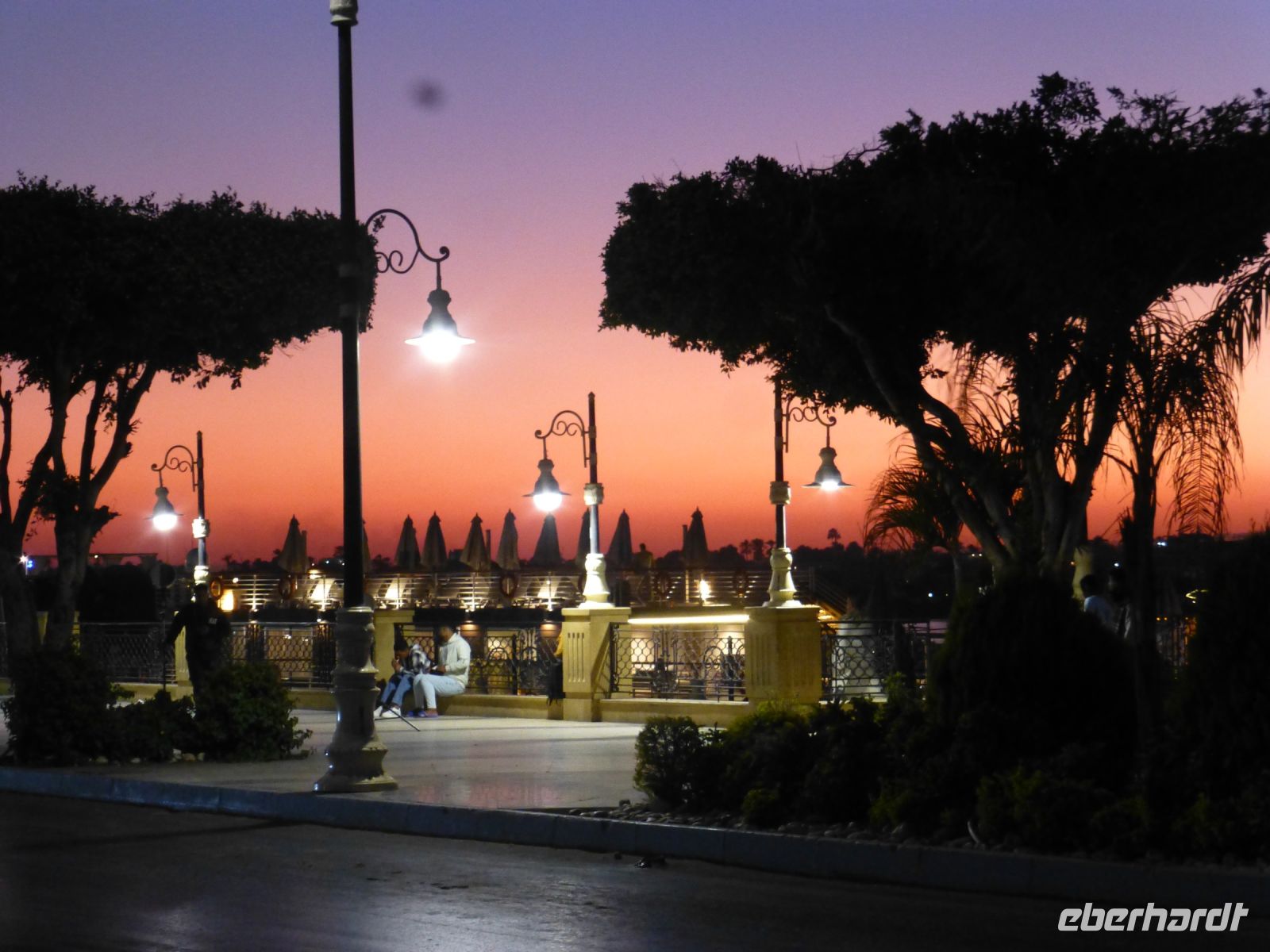 Luxor, ein schönes Abendrot zum Abschied. Morgen fahren wir zum Roten Meer.