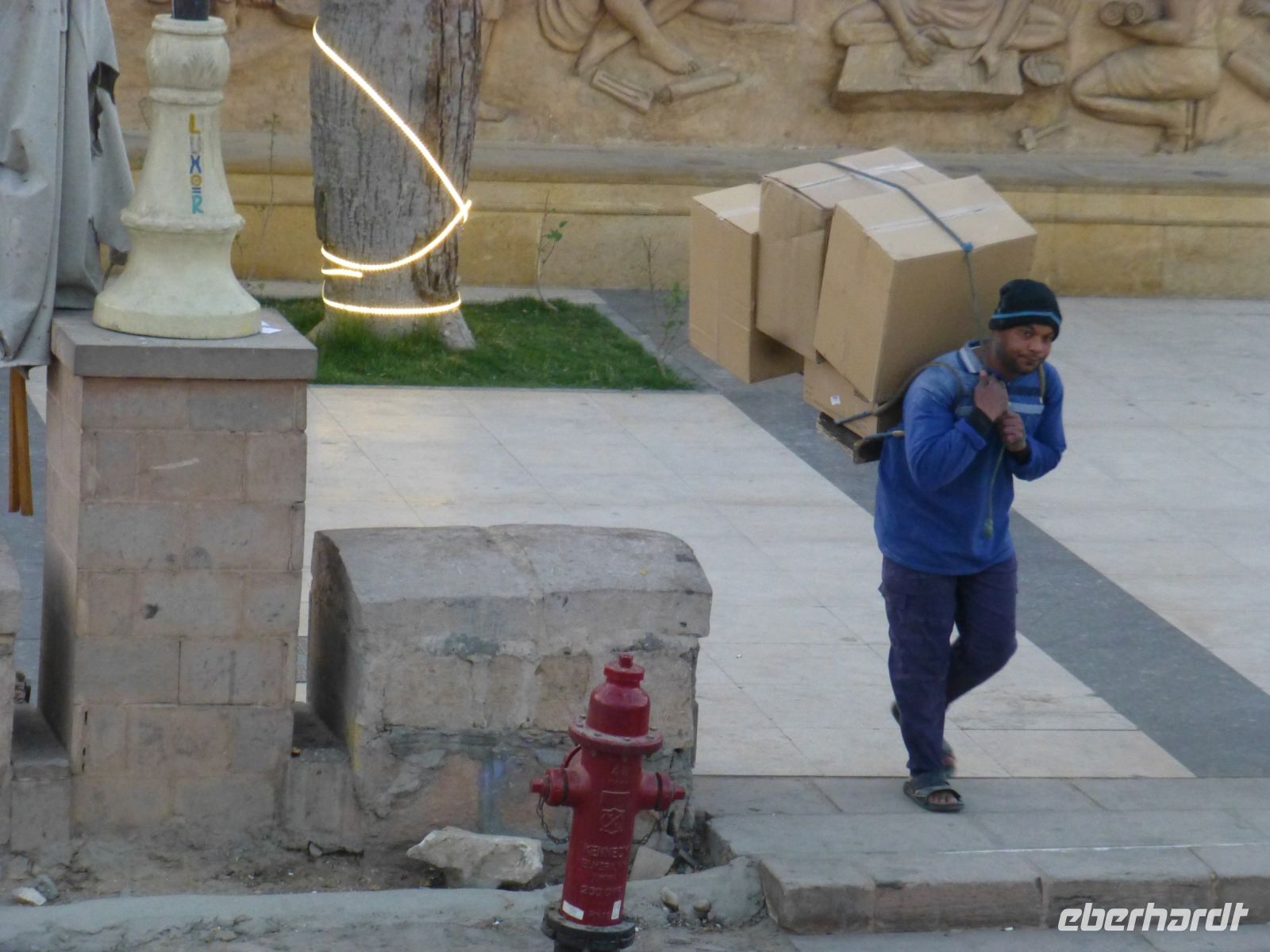 Luxor, mit Kiepenträgern kommt die Waren an Bord – von Eiern zum Toilettenpapier, über fünf Schiffe getragen, die nebeneinander liegen.