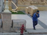 Luxor, mit Kiepenträgern kommt die Waren an Bord – von Eiern zum Toilettenpapier, über fünf Schiffe getragen, die nebeneinander liegen.