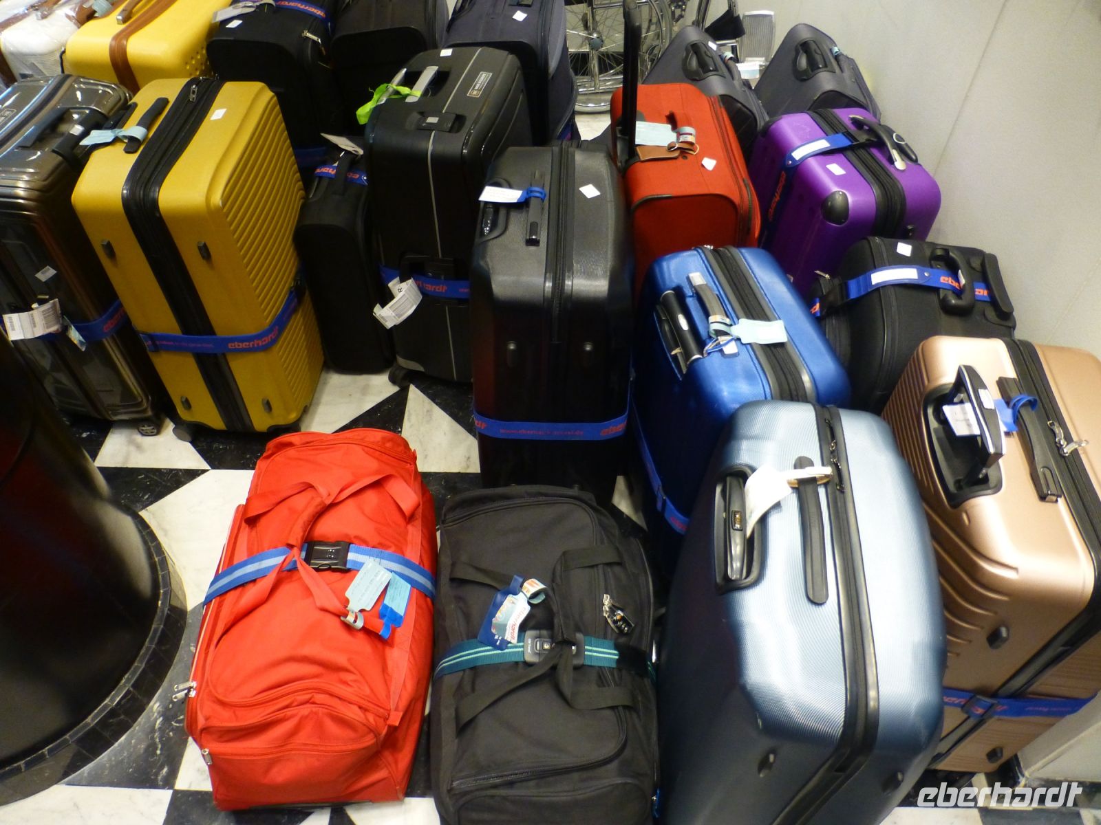 Luxor, unsere Koffer sind für die Kiepen zu schwer und werden über die Treppen zum Bus getragen.