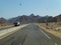 Auf dem Weg nach Hurgadha, die Straße scheint sich im Gebirge zu verlieren. Das Verkehrsschild zeigt die Richtung an.