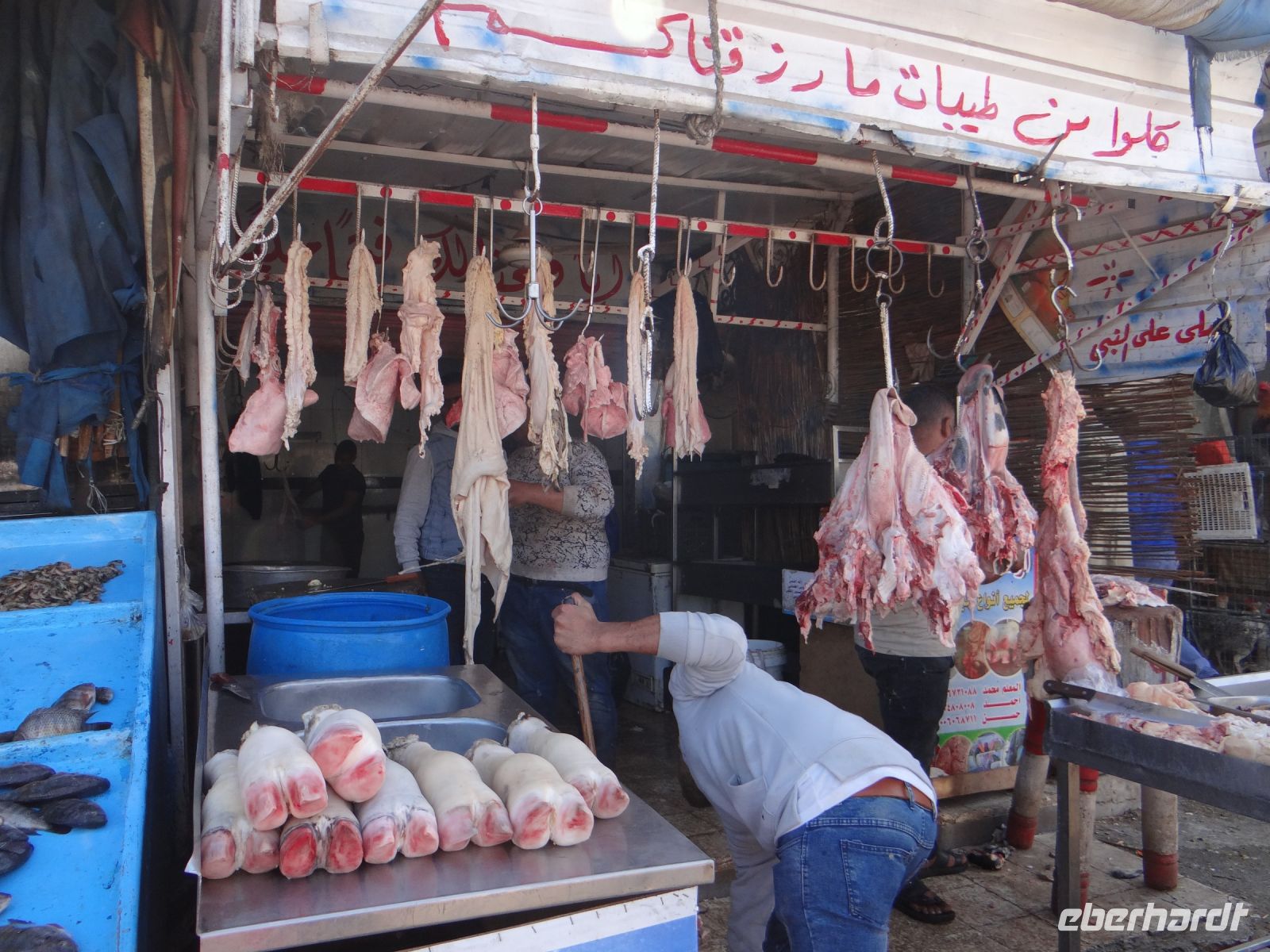 Hurgadha, der Metzger hängt seine Waren auf Haken und im besten Fall ist am Abend alles verkauft.