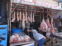 Hurgadha, der Metzger hängt seine Waren auf Haken und im besten Fall ist am Abend alles verkauft.