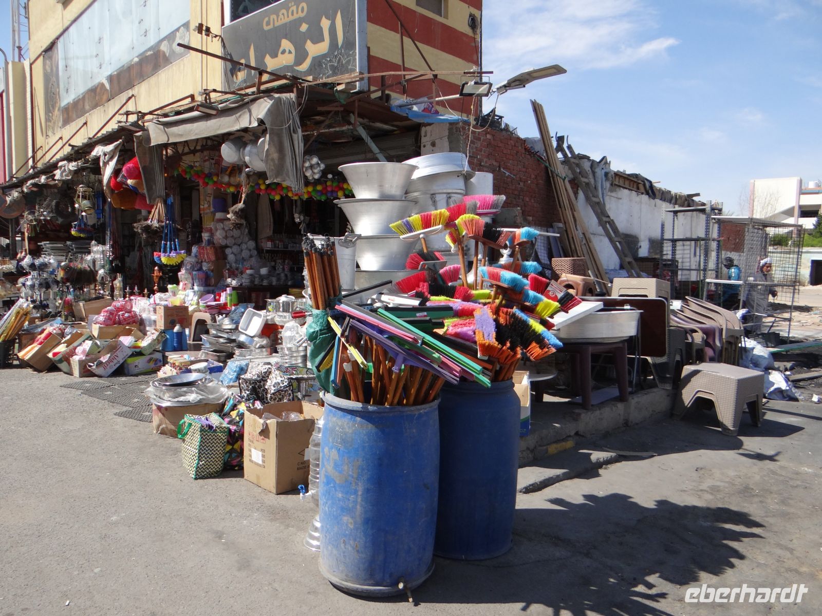 Hurgadha, Haushaltswarenladen mit großen Waschzubern 