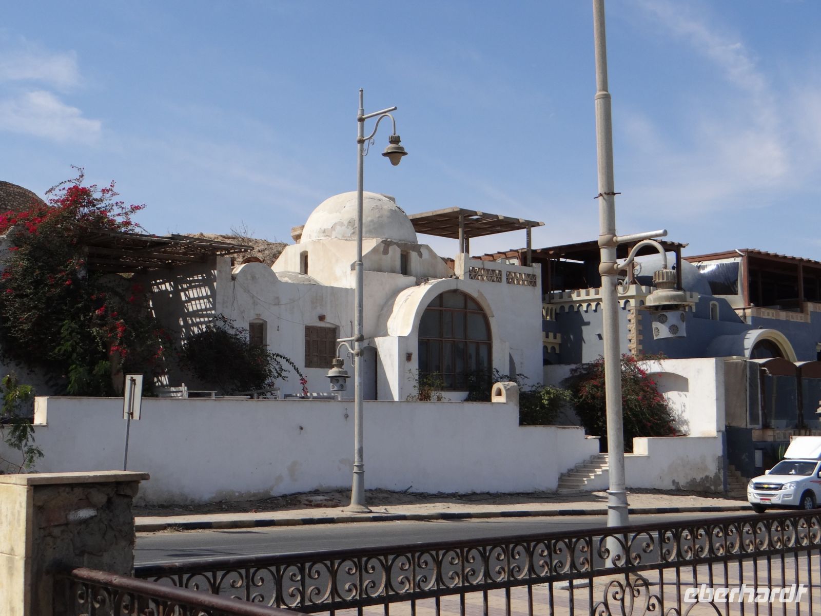 Hurgadha, Panorama, gegenüber stehen die früheren Häuser, die nach und nach den überdimensionierten Hotelanlagen Platz machen müssen. 