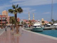 Hurgadha, die Marina, aus einem Guss, mit Palmen, Rabatten und…