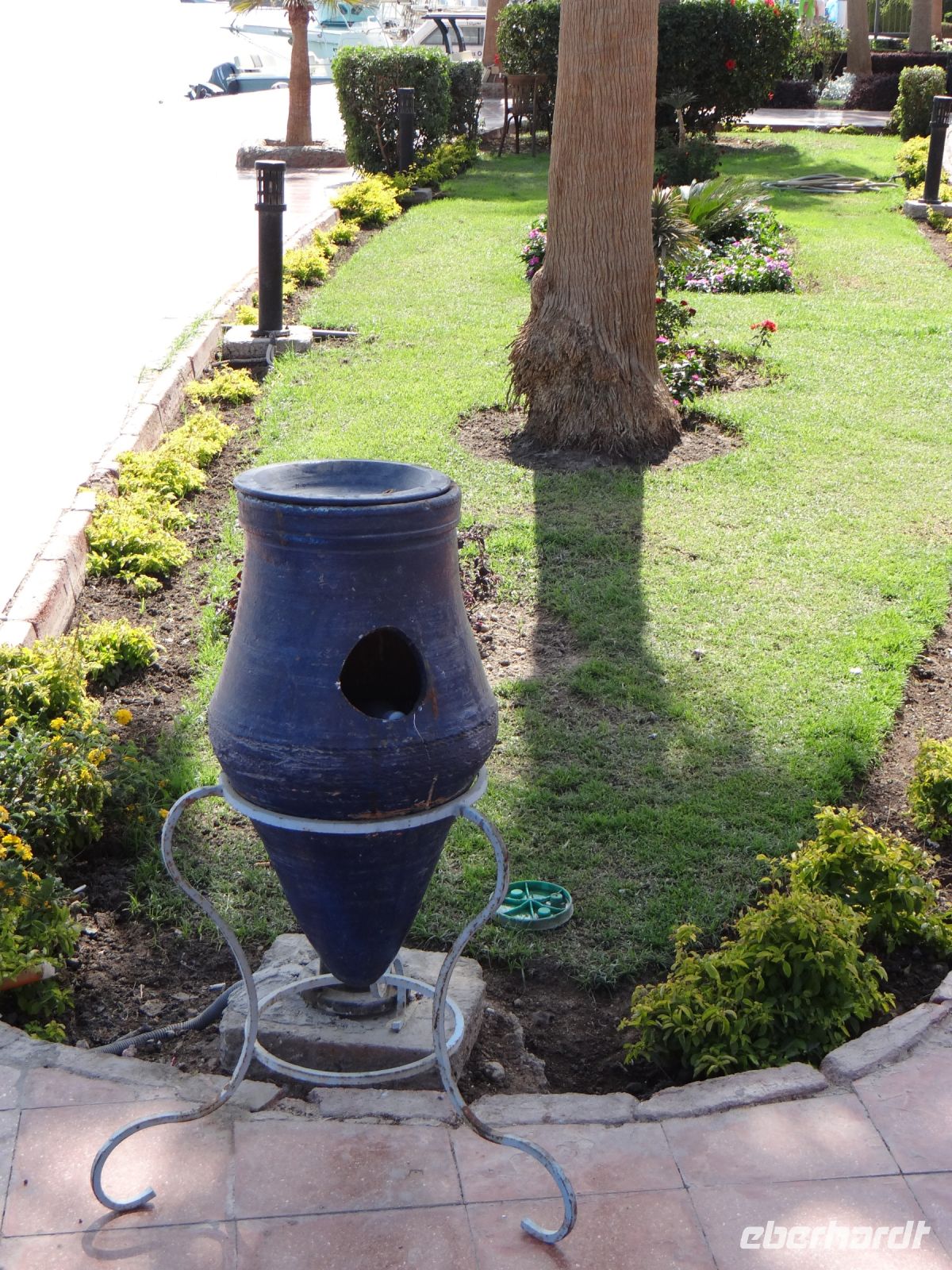 Hurgadha, selbst die Abfalleimer mit Aschenbecher passen zum Ambiente.