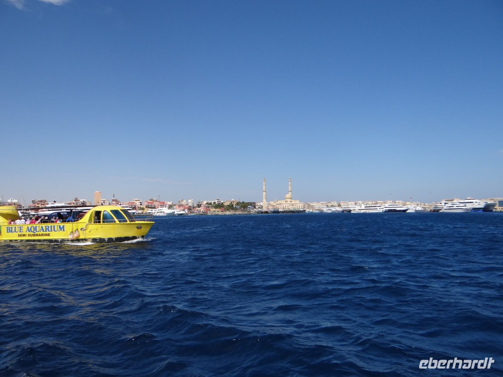 Hurgadha, die gelben Boote auf dem blauen Wasser sind sehr farbintensiv.