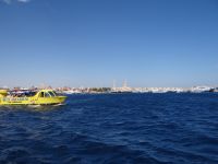 Hurgadha, die gelben Boote auf dem blauen Wasser sind sehr farbintensiv.