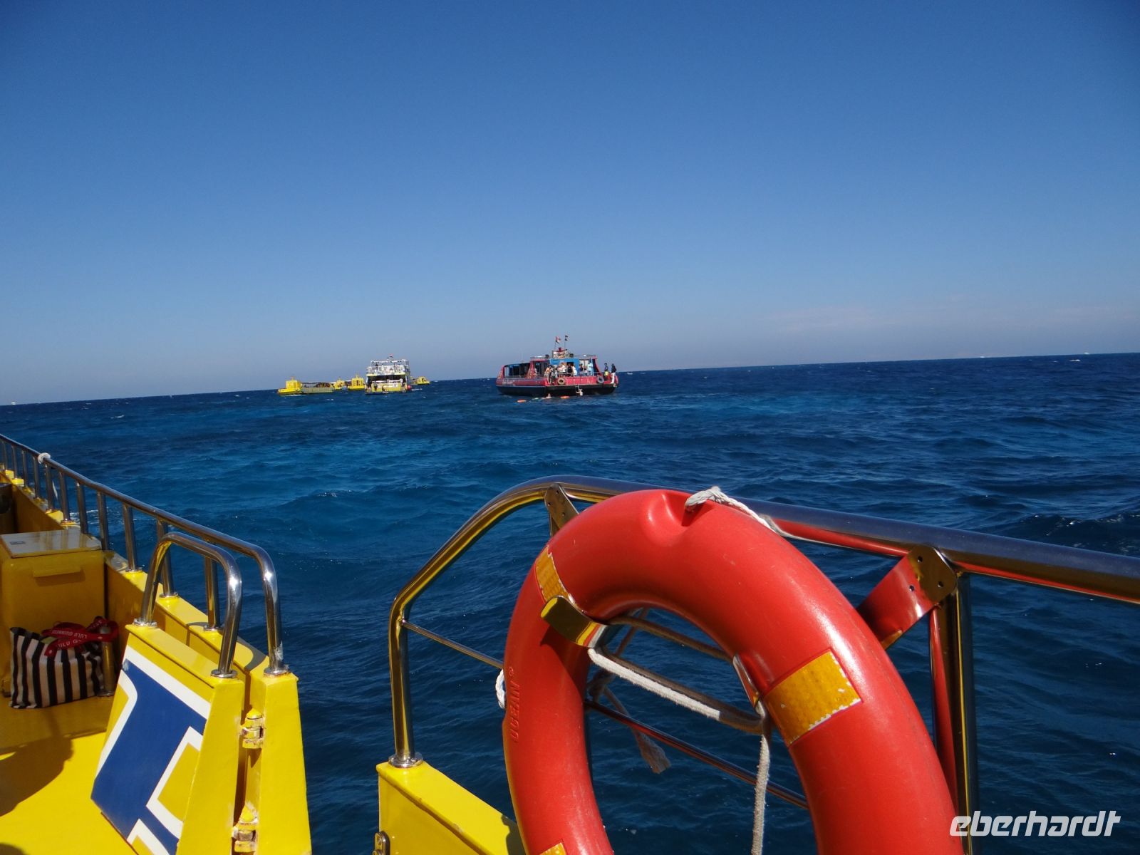 Hurgadha, die Tür ist offen, Einladung zum Schnorcheln. Die Gäste auf den anderen Booten sind mutiger als wir.