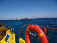 Hurgadha, die Tür ist offen, Einladung zum Schnorcheln. Die Gäste auf den anderen Booten sind mutiger als wir.