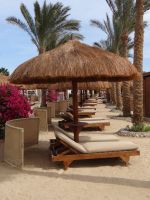 Hurgadha, die Liegen sind mit Sonnen- und Windschutz ausgestattet. Hier lässt es sich gemütlich liegen. 
