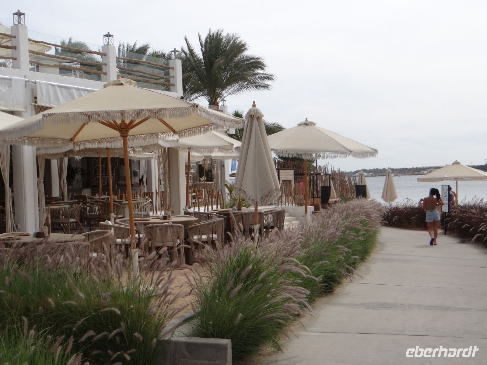 Hurgadha, wenn der Strandspaziergang hungrig oder müde macht, gibt es attraktive Einkehrmöglichkeiten.