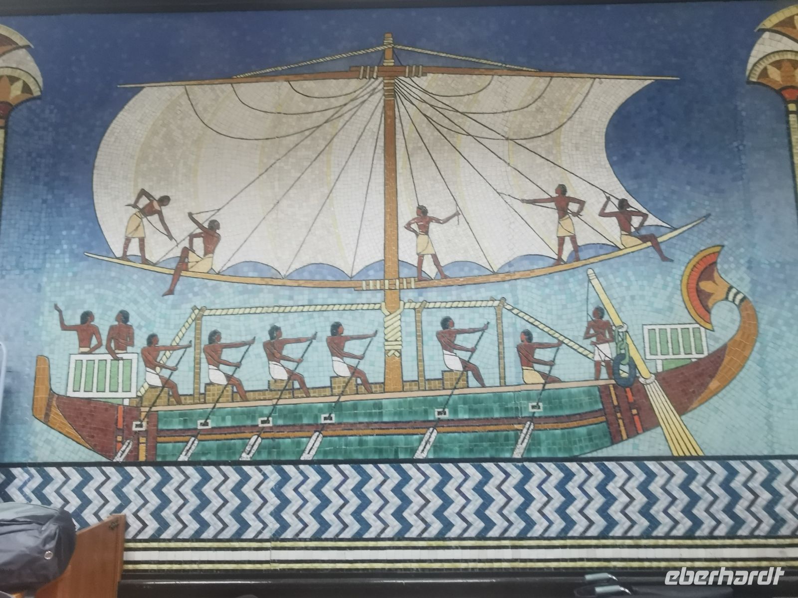 Hurgadha, Flughafen, wir fliegen nach Hause und dieses hübsche Kachelmotiv erinnert an die herrlichen Tage auf und an dem Nil. 