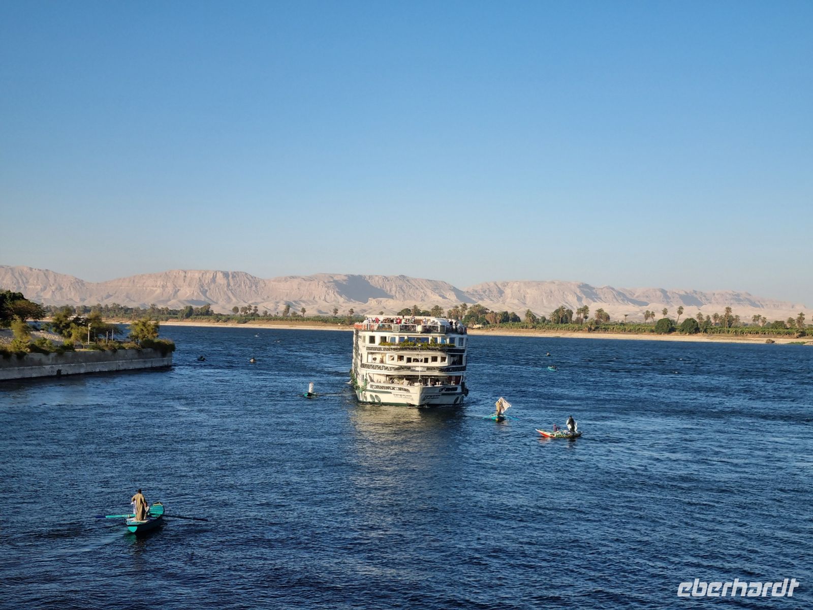 Fahrt auf dem Nil von Luxor nach Edfu... - kurz vor der Esna-Schleuse
