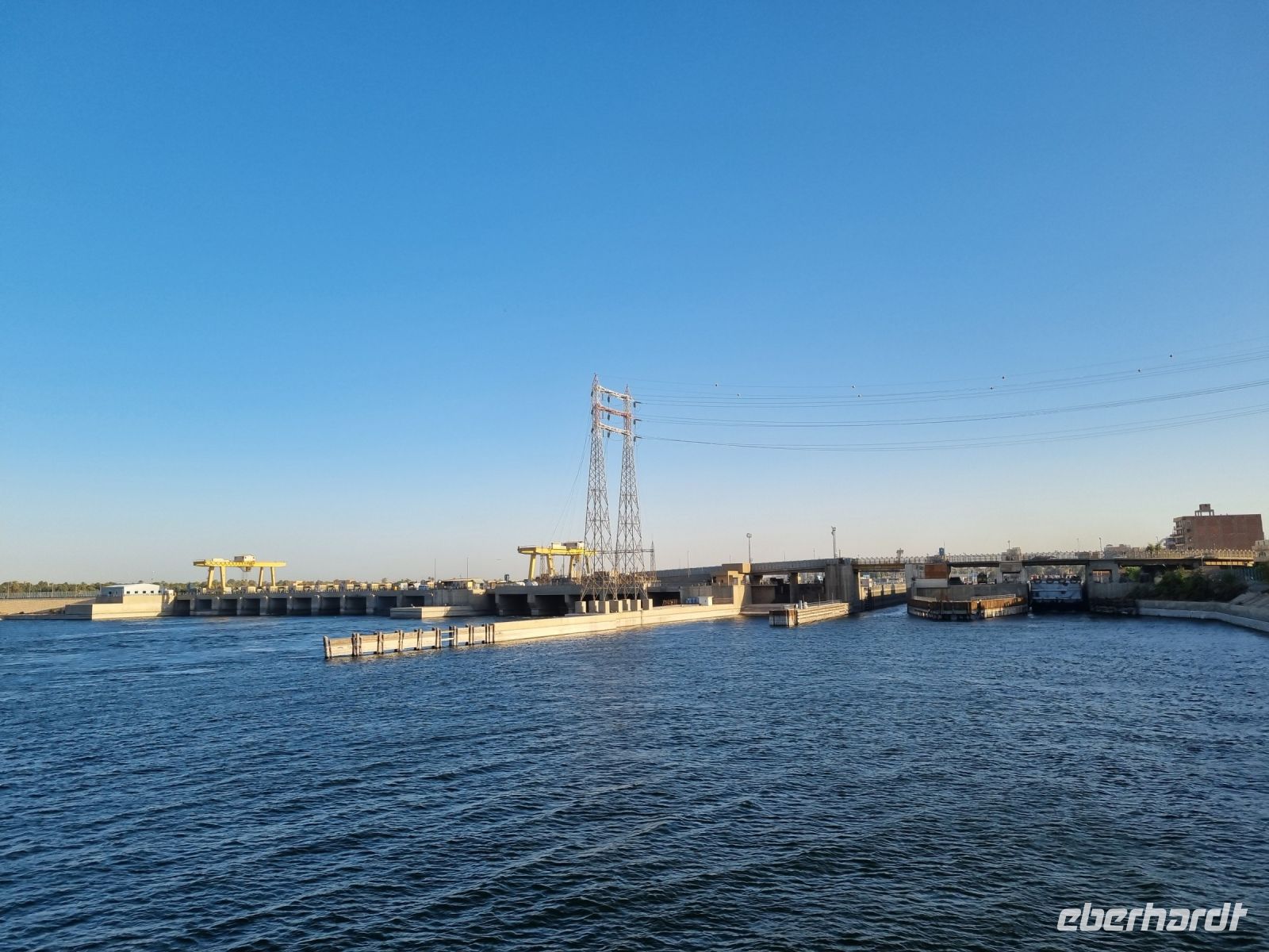 Fahrt auf dem Nil von Luxor nach Edfu... - kurz vor der Esna-Schleuse