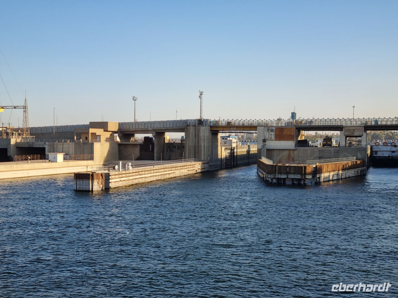 Fahrt auf dem Nil von Luxor nach Edfu... - kurz vor der Esna-Schleuse