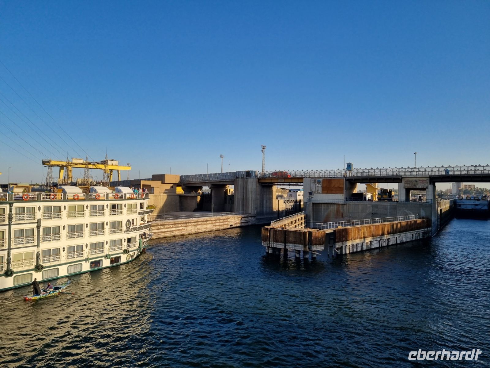 Fahrt auf dem Nil von Luxor nach Edfu... - kurz vor der Esna-Schleuse