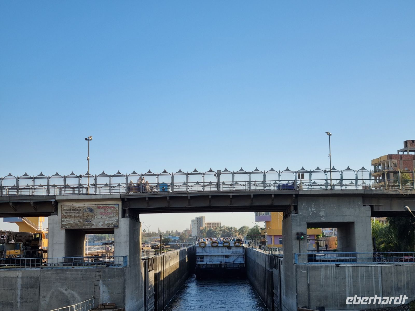 Fahrt auf dem Nil von Luxor nach Edfu... - Esna-Schleuse