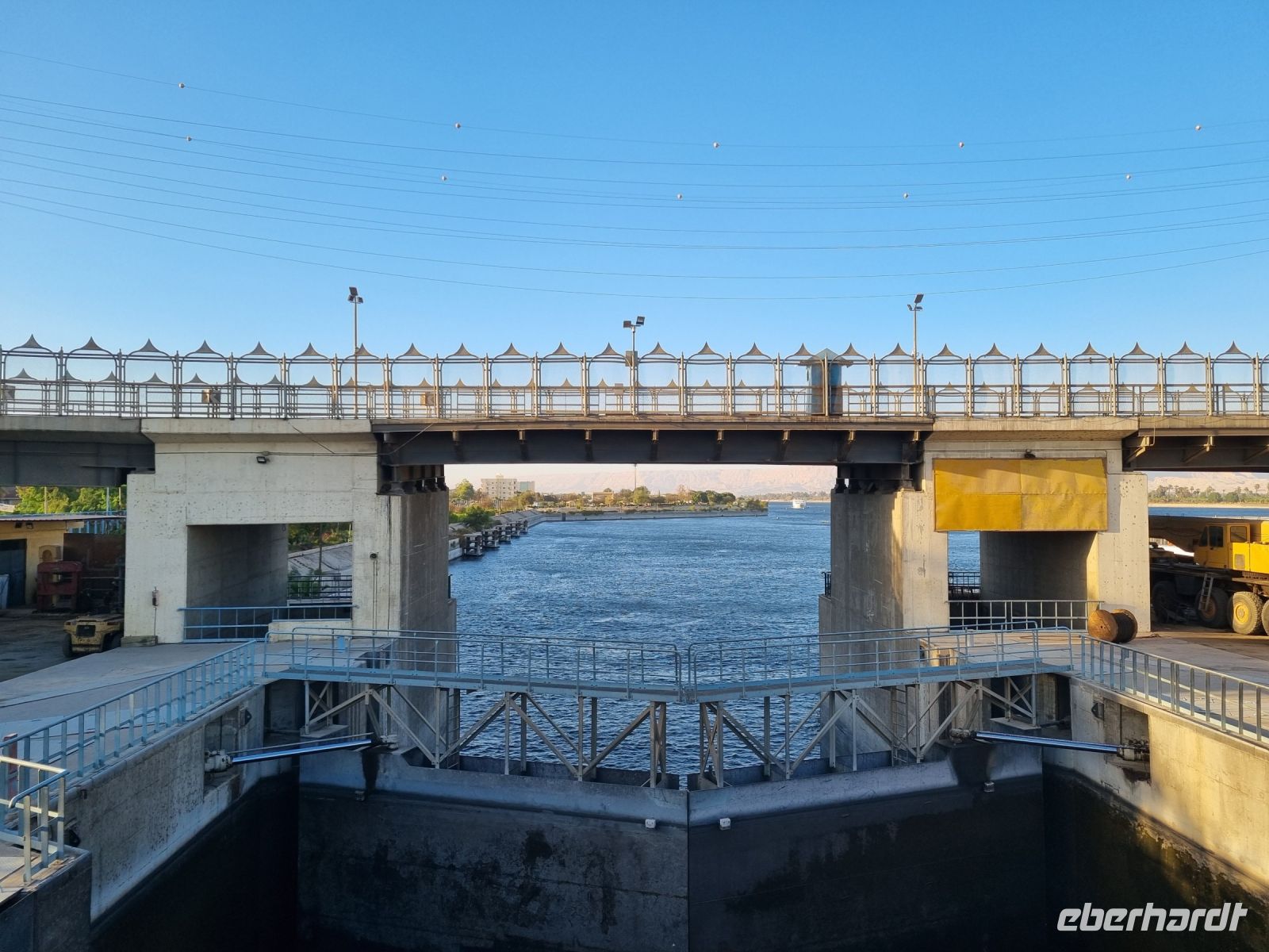 Fahrt auf dem Nil von Luxor nach Edfu... - Esna-Schleuse