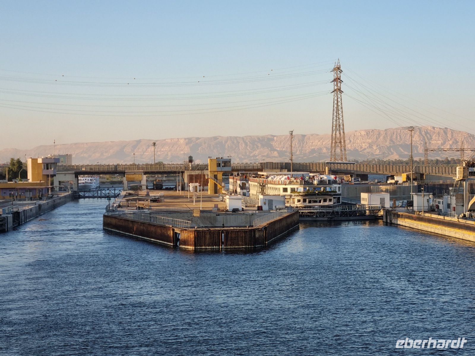 Fahrt auf dem Nil von Luxor nach Edfu... - Esna-Schleuse