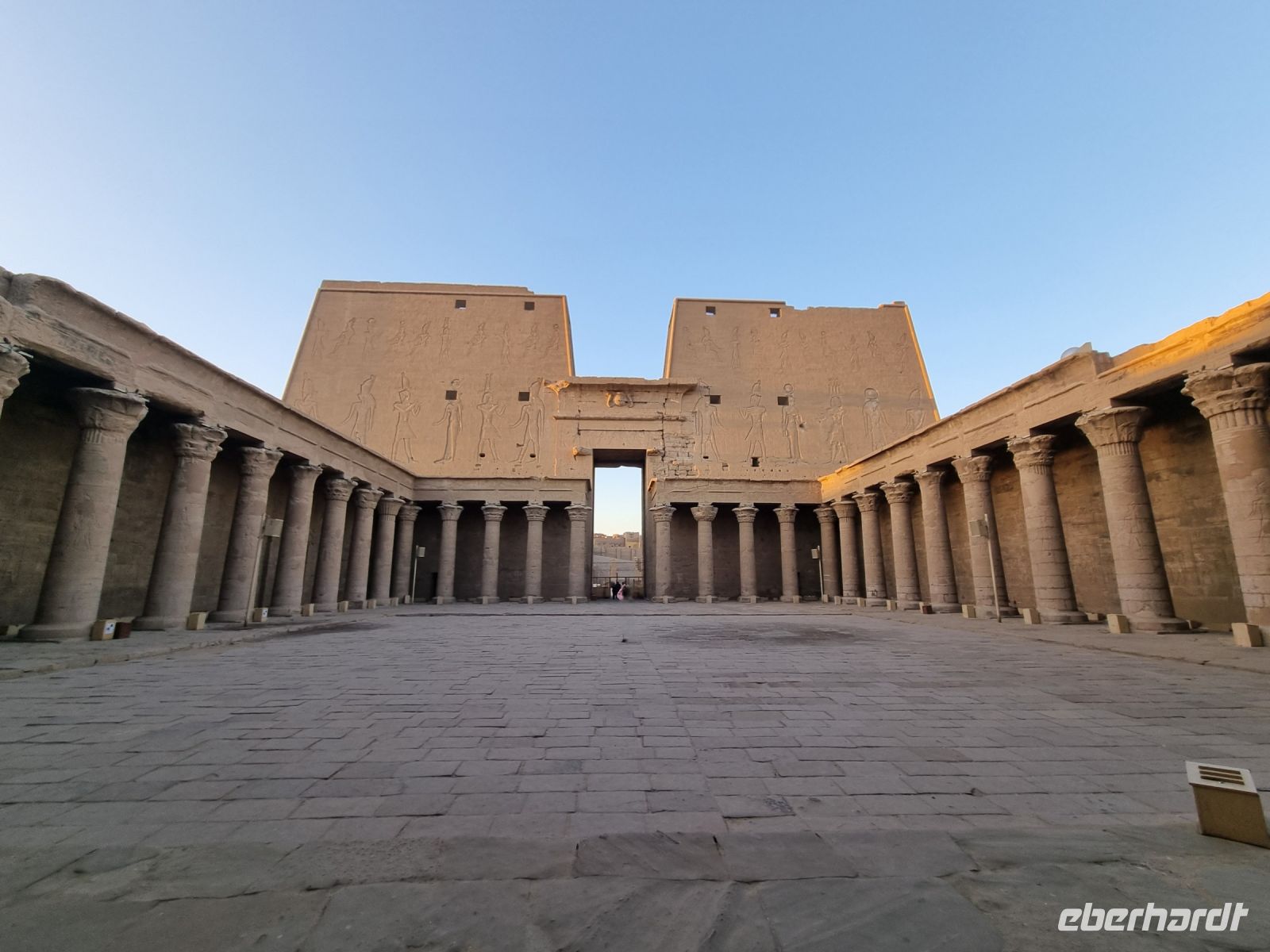 Tempel von Edfu (Nordseite des Pylonen)
