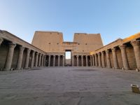 Tempel von Edfu (Nordseite des Pylonen)