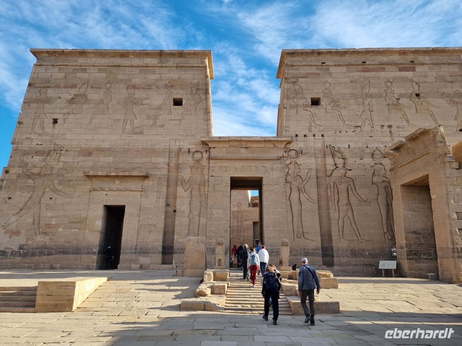 Assuan - Tempel von Philae (Platz vor dem ersten Pylonen des Isis-Tempels)