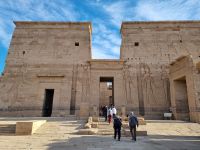 Assuan - Tempel von Philae (Platz vor dem ersten Pylonen des Isis-Tempels)