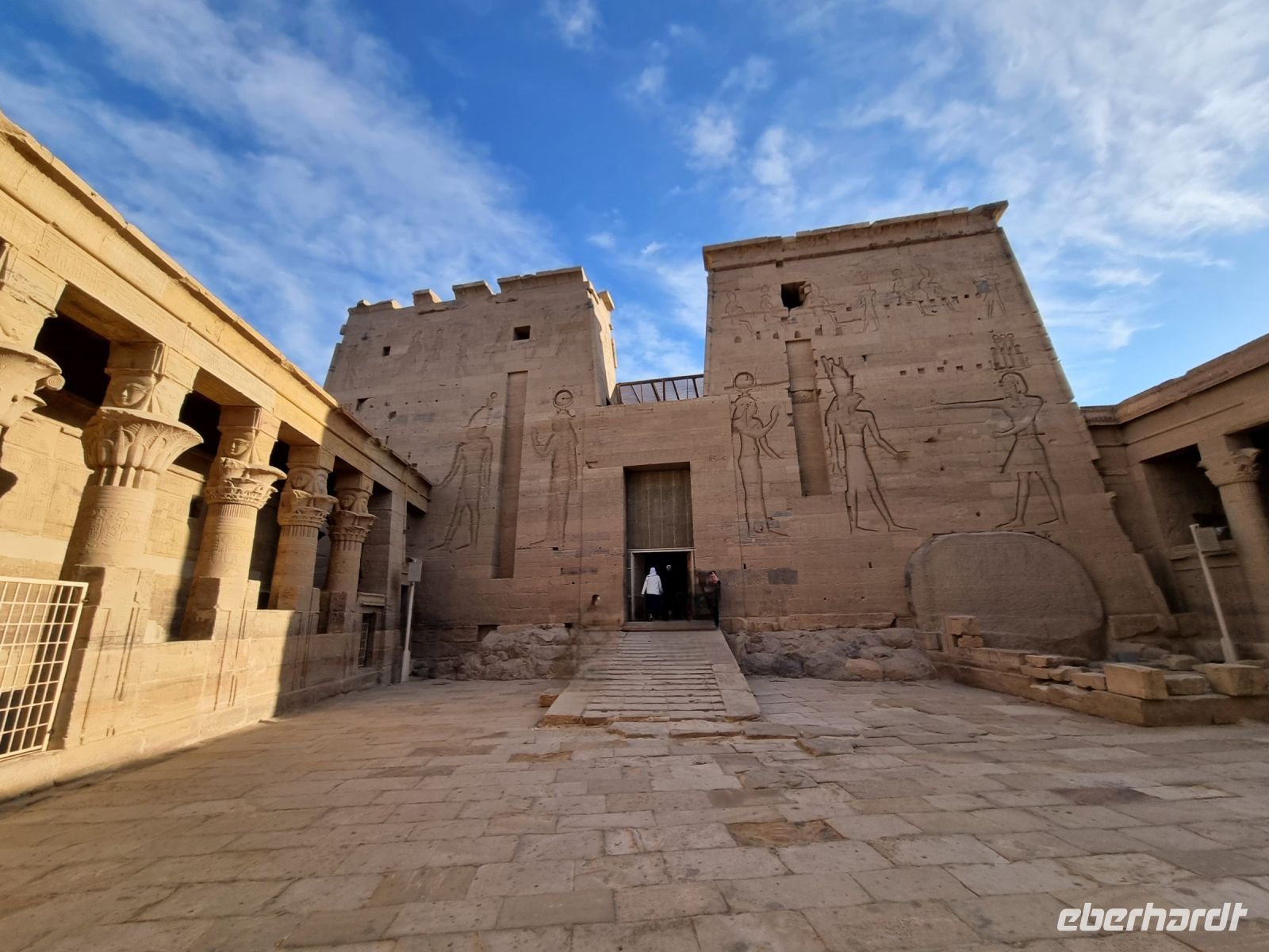 Assuan - Tempel von Philae (Hof des Isis-Tempels mit dem zweiten Pylon)