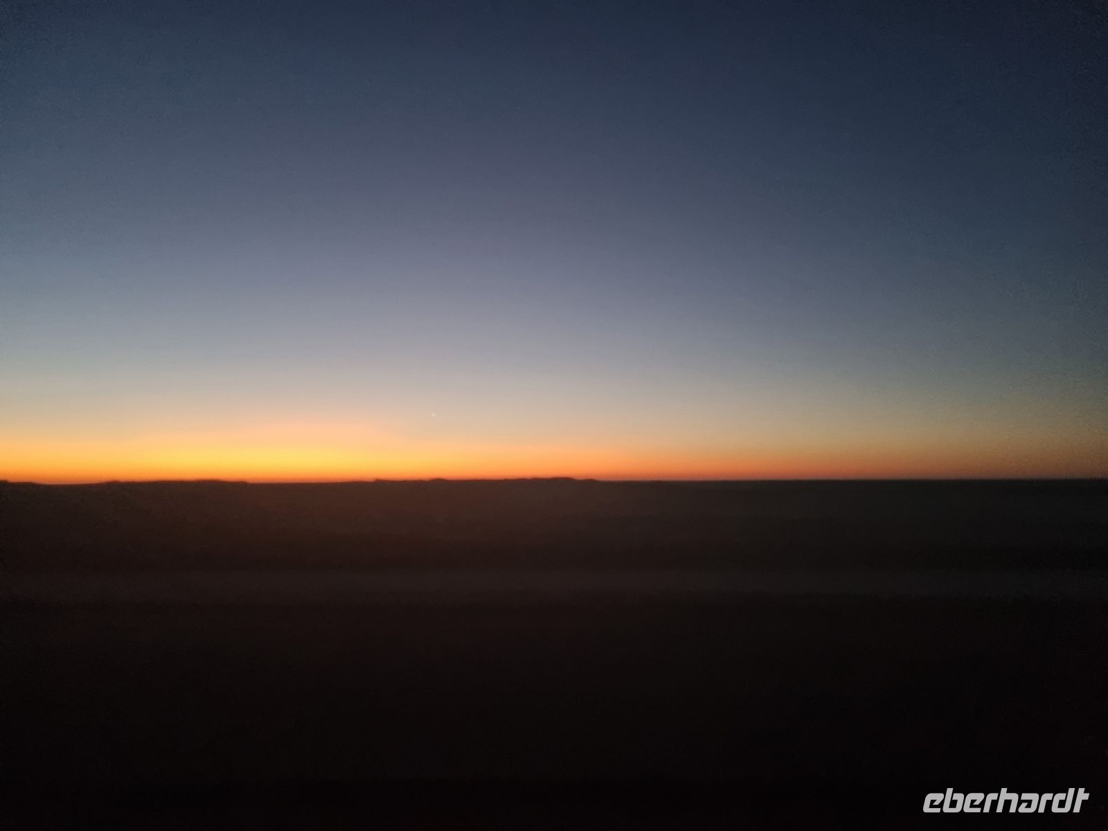 Sonnenaufgang in der Wüste zwischen Assuan und Abu Simbel