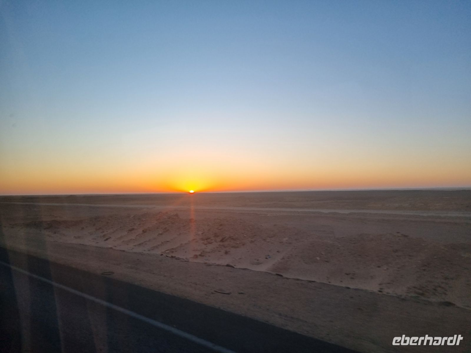 Sonnenaufgang in der Wüste zwischen Assuan und Abu Simbel